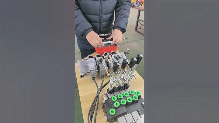 4 Joystick 8-35v Cranes hydraulic valve wireless motor remote control